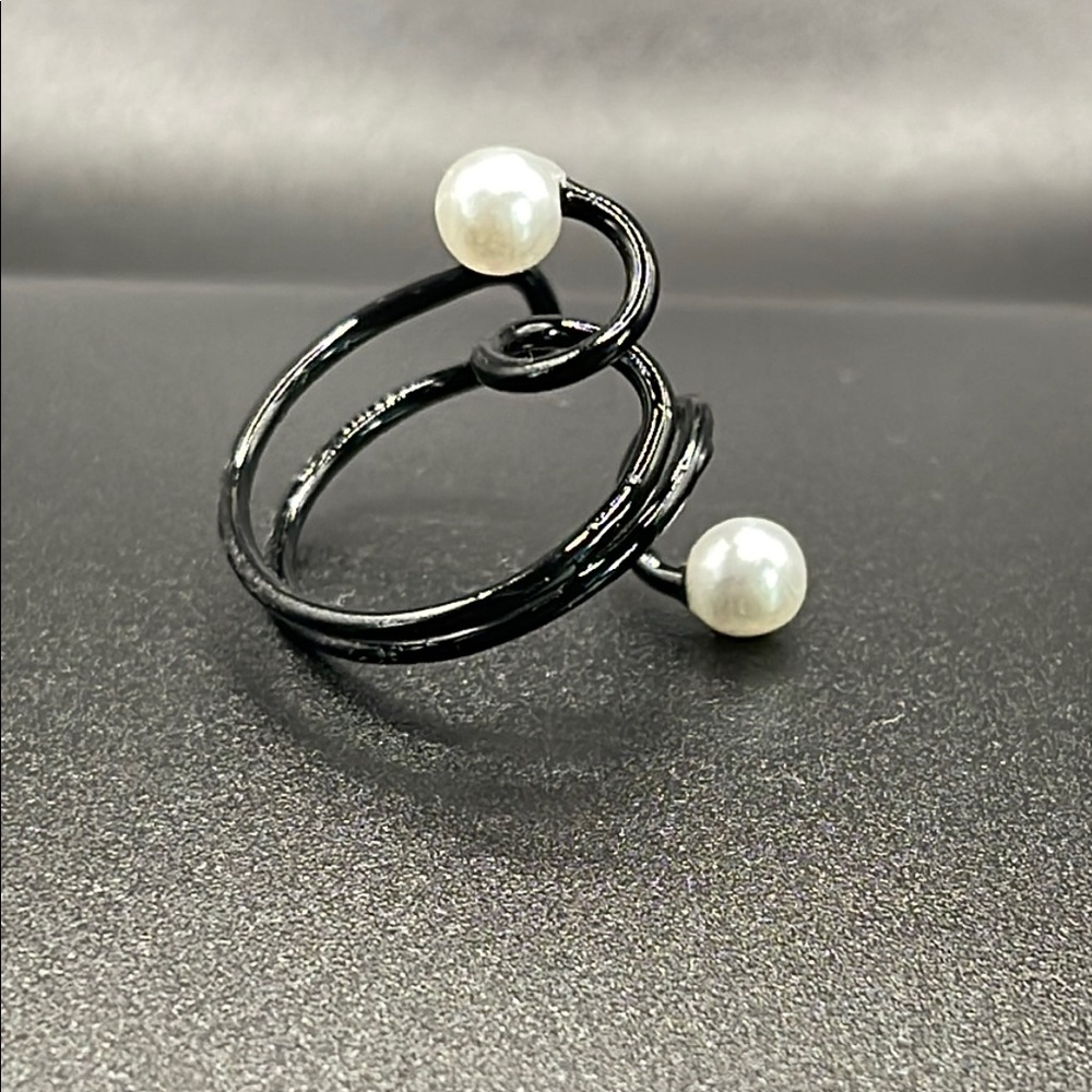 Black & White Pearl Earlobe Ring